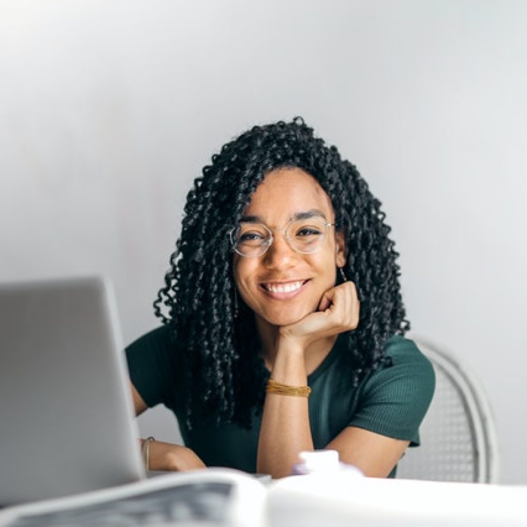 Femme souriant devant ordinateur