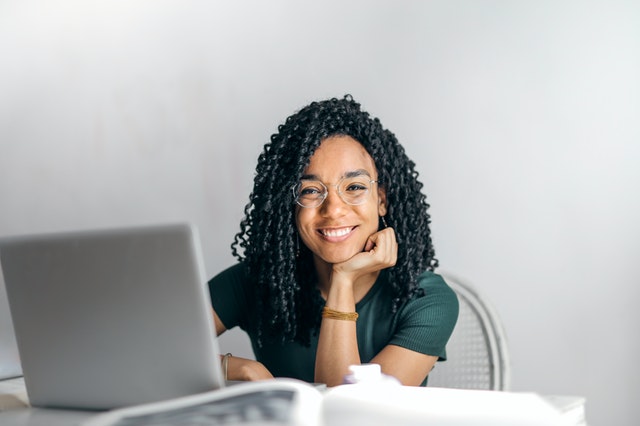 Femme souriant devant ordinateur