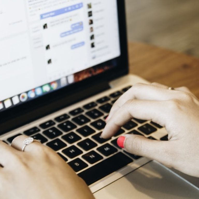 mains tapant sur clavier d'un macbook